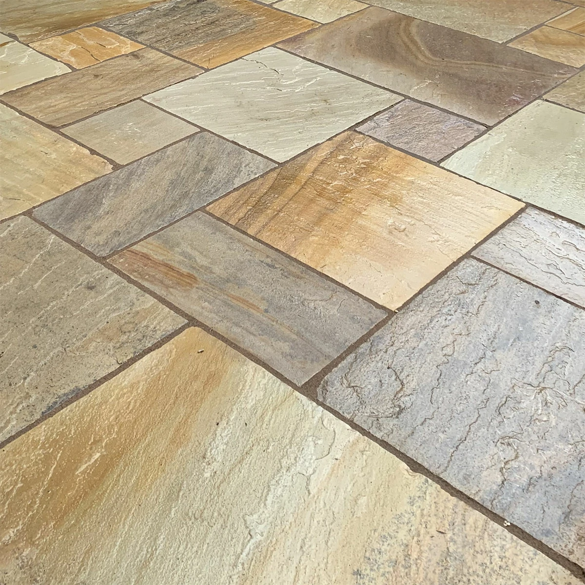 Fossil Mint Indian Sandstone Paving Slabs - Riven - Patio Kit - 22mm